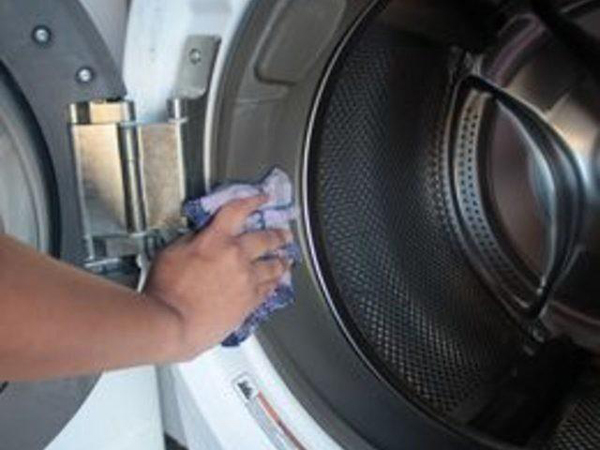 از بین بردن بوی بد ماشین لباسشویی با خشک کردن درب لباسشویی