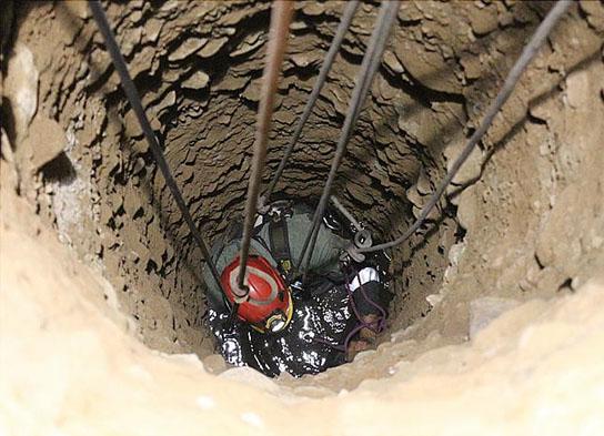 لایروبی چاه توسط کارگران لایروب لوله بازکنی زعفرانیه