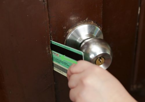 بازکردن قفل درب منزل بدون کلید