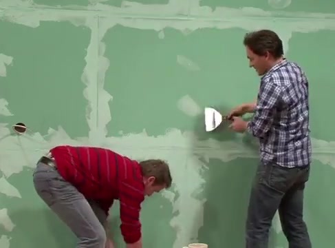 از بین بردن لکه های دیوار با استفاده از آستر زدن