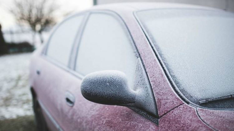 پیشگیری از یخ زدن درب خودرو و نحوه باز کردن درب یخ زده