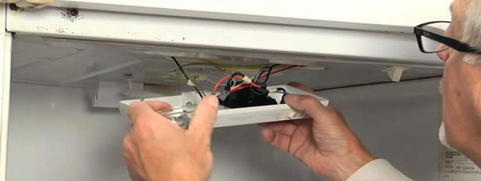 خراب شدن ترموستات یکی از علت های روشن نشدن یخچال