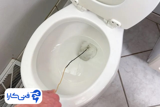 استفاده از چوب لباسی فلزی برای رفع گرفتگی چاه توالت با مدفوع